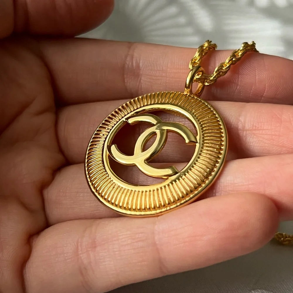 Large Vintage Round CC Chanel Necklace - Picture 9 of 11